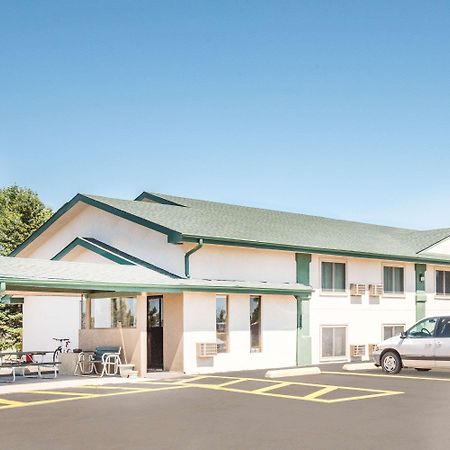 Super 8 By Wyndham Miller Hotel Exterior photo